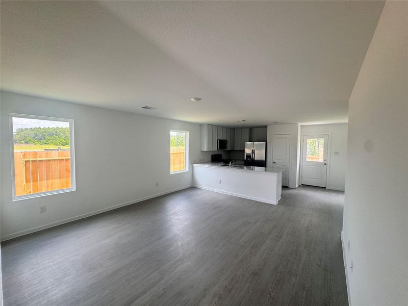 Spacious, unfurnished interior of a new home in Pinewood Trails, Cleveland (Image 12).