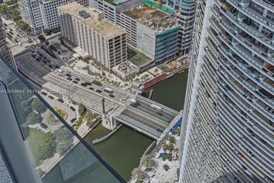 Condo located in Miami, FL showcasing its design and architecture (Image 22).
