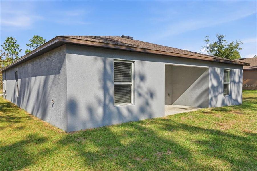 Exterior details and patio area of a home in , Dunnellon (Image 17).
