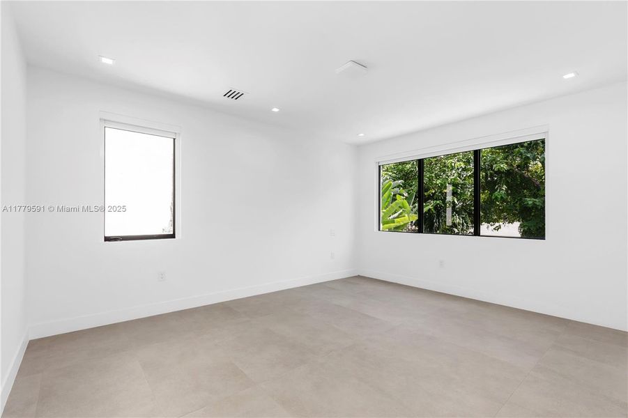 Spacious, unfurnished interior of a new home in , Miami (Image 32).