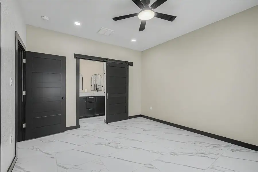 Spacious, unfurnished interior of a new home in , Houston (Image 17).