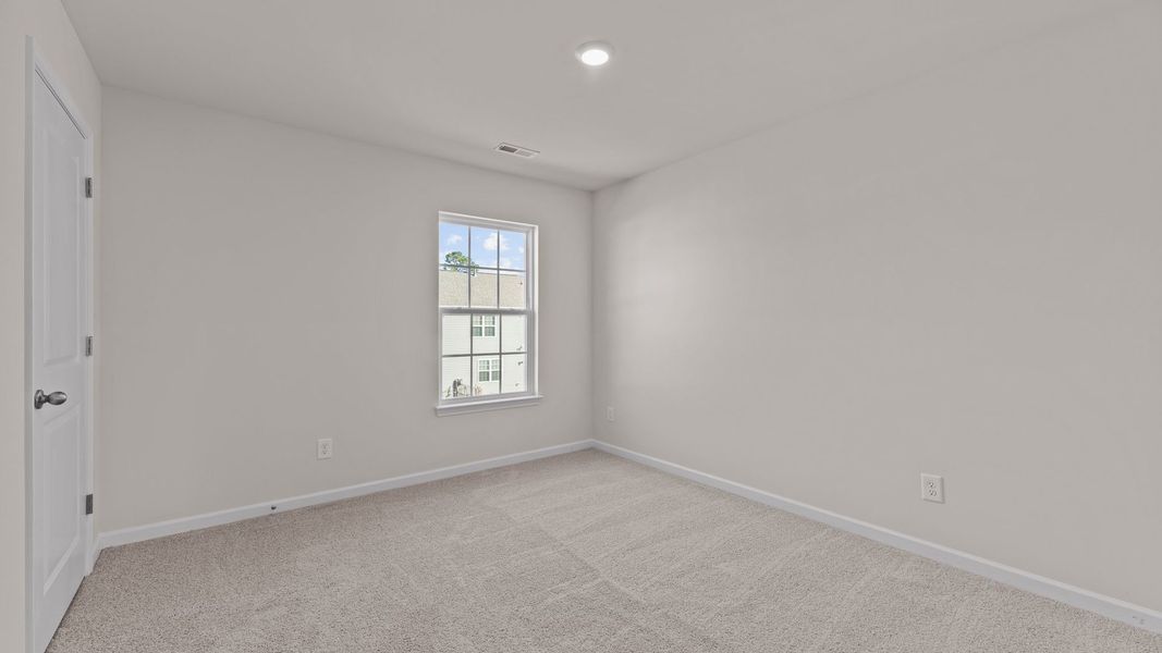Spacious, unfurnished interior of a new home in East Ridge, Ayden (Image 20).
