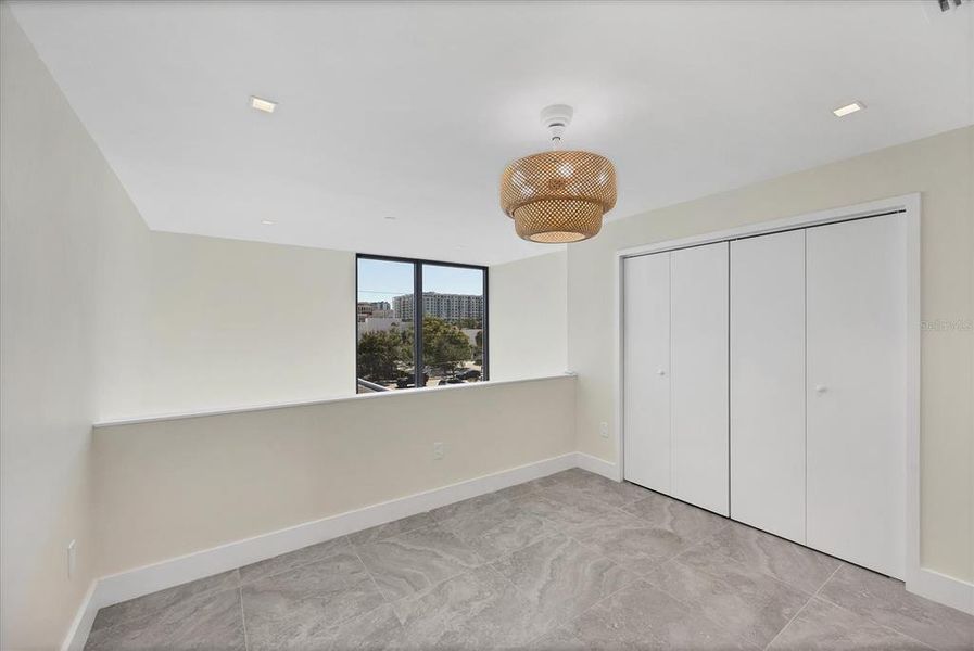 Spacious, unfurnished interior of a new home in , Sarasota (Image 20).