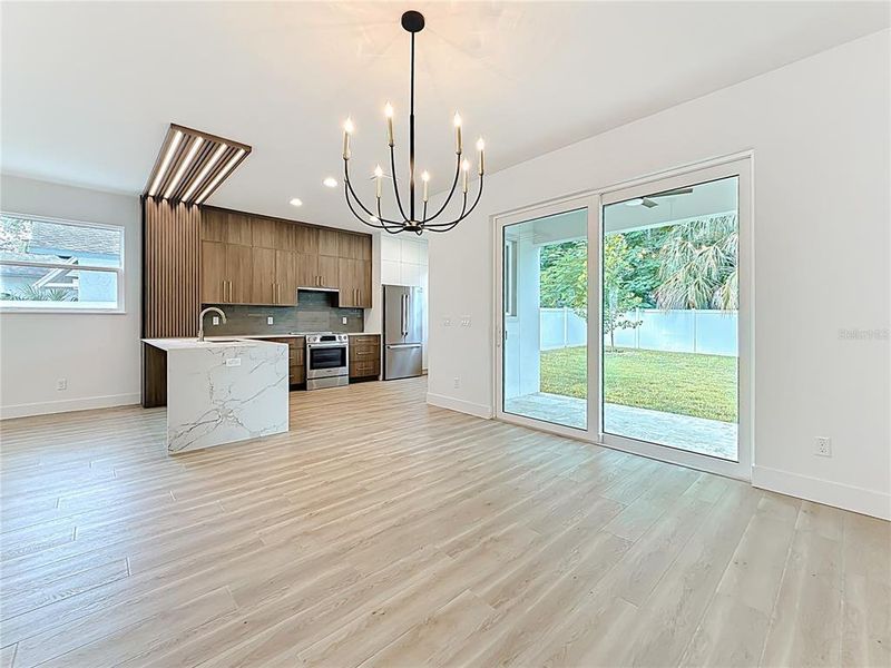 Seamless flow between kitchen and dining area Seamless flow between kitchen and dining area