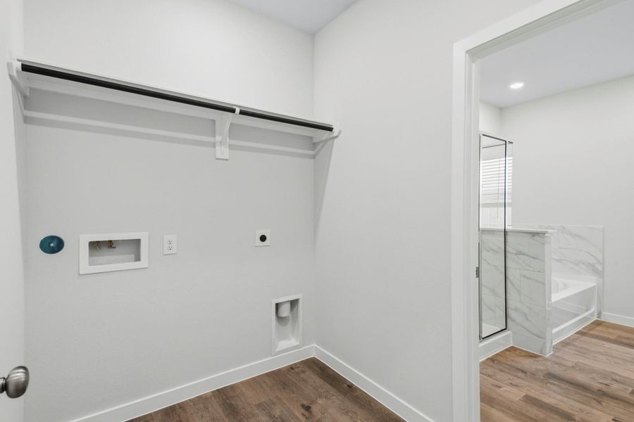 Spacious, unfurnished interior of a new home in Sunterra Lakes, Brookshire (Image 14). Spacious, unfurnished interior of a new home in Sunterra Lakes, Brookshire (Image 14).