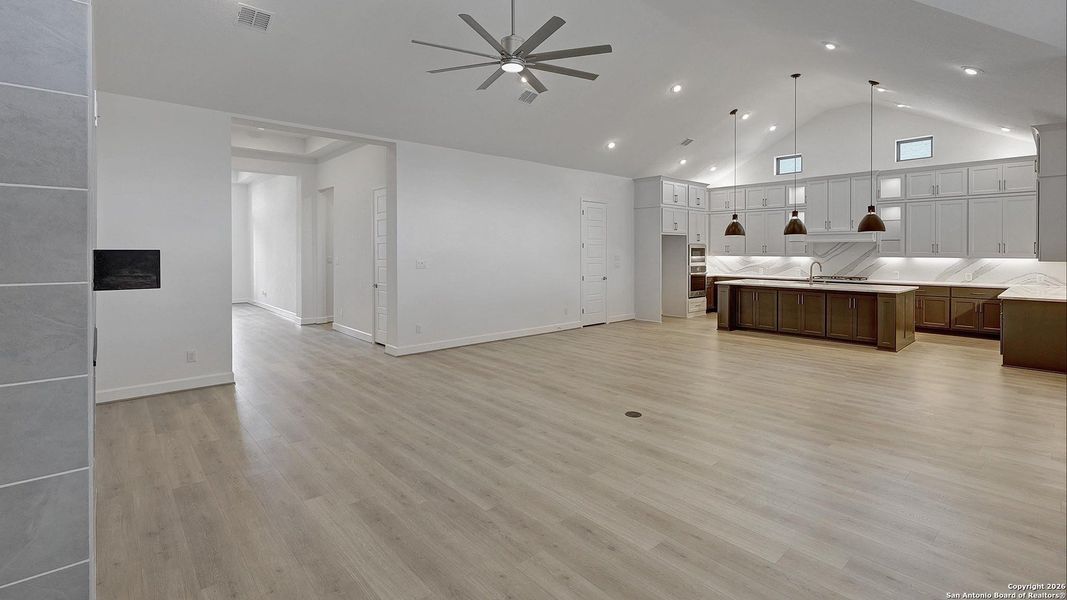 Spacious, unfurnished interior of a new home in Esperanza 80', Boerne (Image 20).