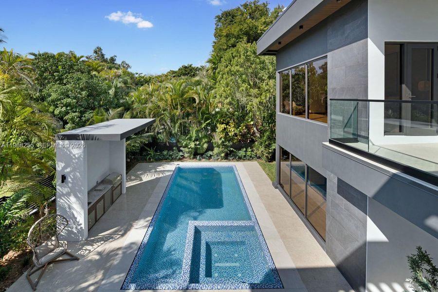 Exterior details and patio area of a home in , Miami (Image 24).