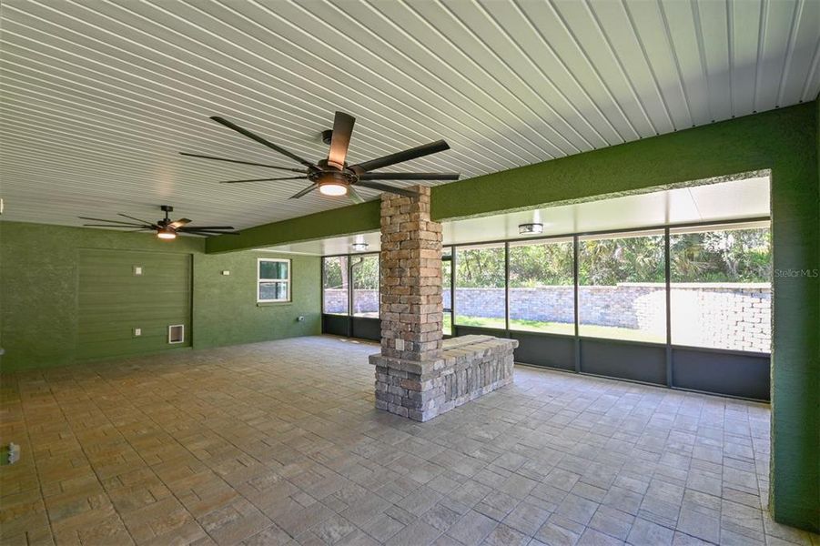Exterior details and patio area of a home in , Lecanto (Image 3).