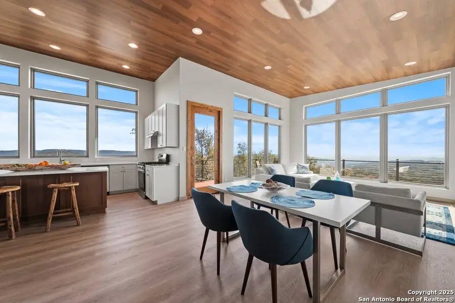 Community amenities in , Canyon Lake (Image 14).