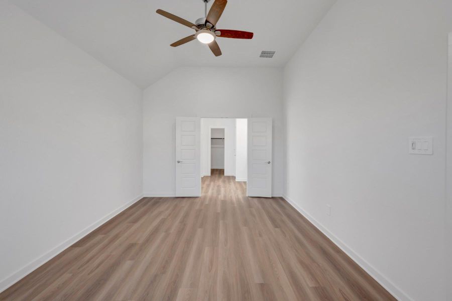 Spacious, unfurnished interior of a new home in Lone Star Landing, Montgomery (Image 36).