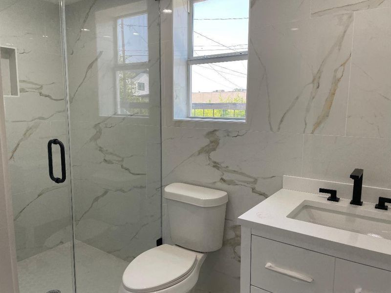 En-suite bath room in guest suite (1st level)