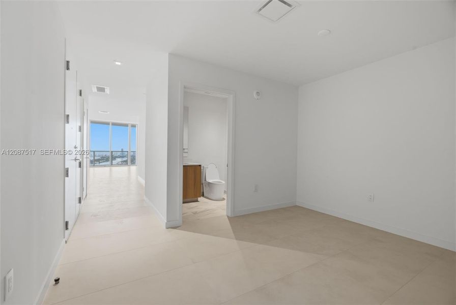 Spacious, unfurnished interior of a new home in , Miami (Image 65).