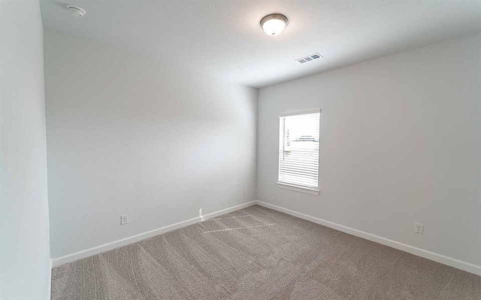 Spacious, unfurnished interior of a new home in Heath Golf & Yacht Club, Heath (Image 12).