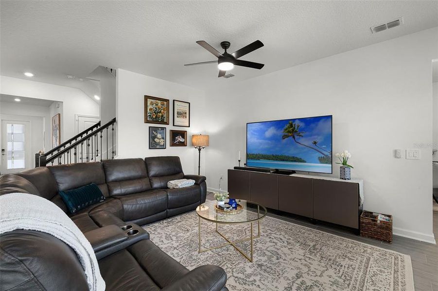 Furnished interior view inside a new home in , Orlando (Image 40).