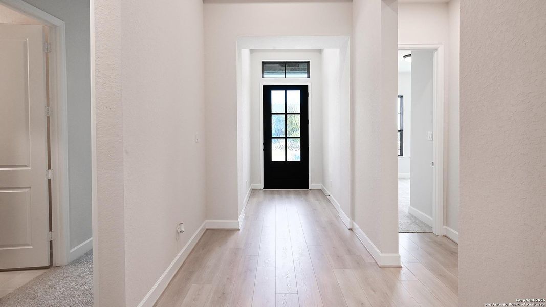 Spacious, unfurnished interior of a new home in Veramendi 60', New Braunfels (Image 22).