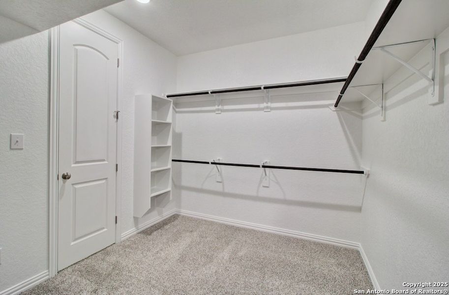 Spacious, unfurnished interior of a new home in Meyer Ranch - Enclave, New Braunfels (Image 22).