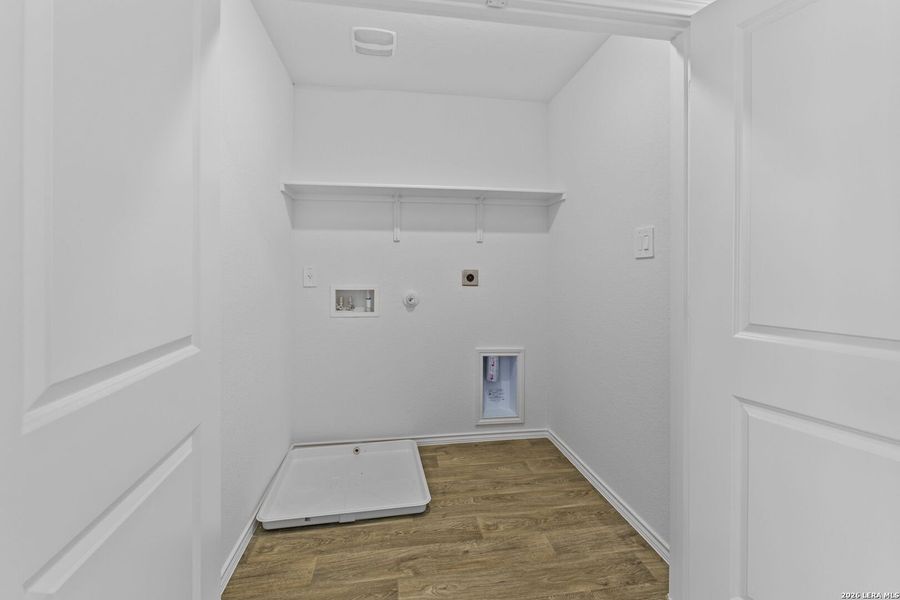 Spacious, unfurnished interior of a new home in Avenida, Converse (Image 31).