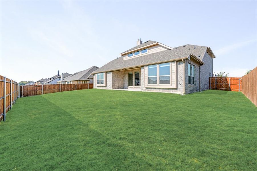 Exterior details and patio area of a home in Ridgepoint, Midlothian (Image 4).