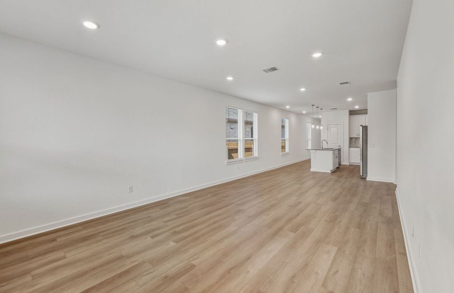 Spacious, unfurnished interior of a new home in Crosswinds, Kyle (Image 14).