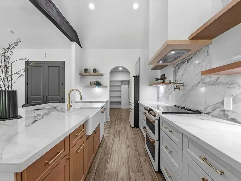 A close up of all the details, notice the two-tone cabinets that bring in an extra feeling of luxury.