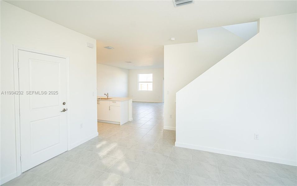 Spacious, unfurnished interior of a new home in Acacia Groves, Miami (Image 40).