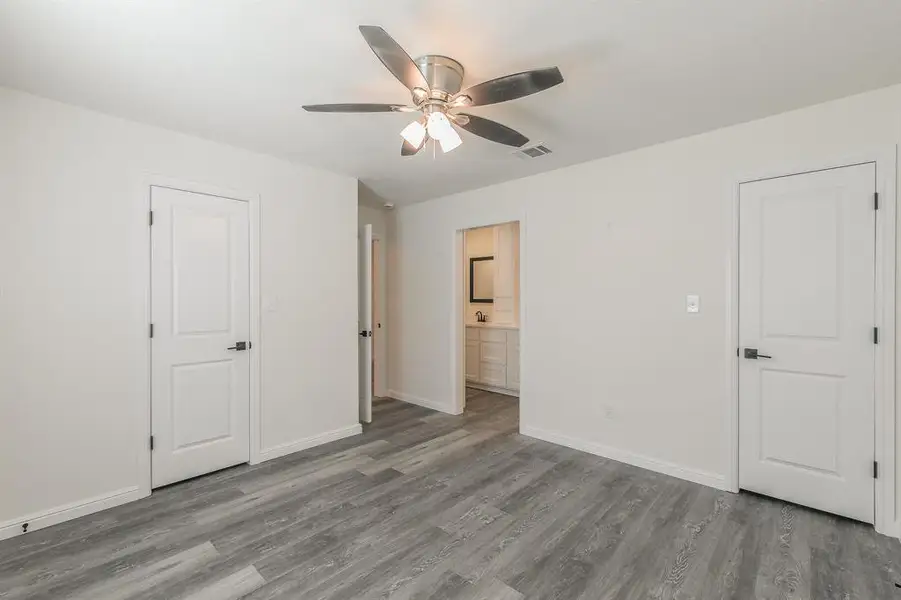 Spacious, unfurnished interior of a new home in , Alvarado (Image 11).