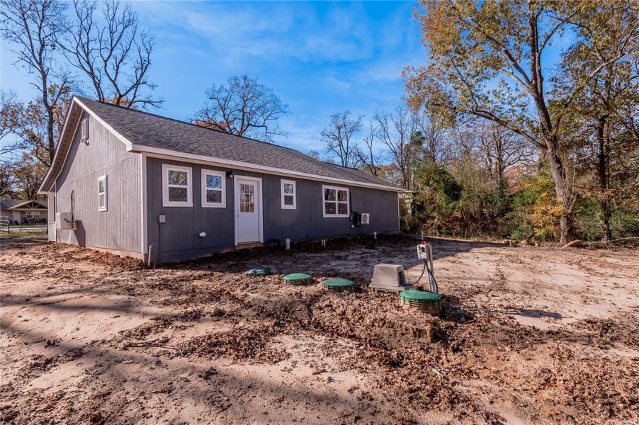 Exterior details and patio area of a home in , Huntsville (Image 19).