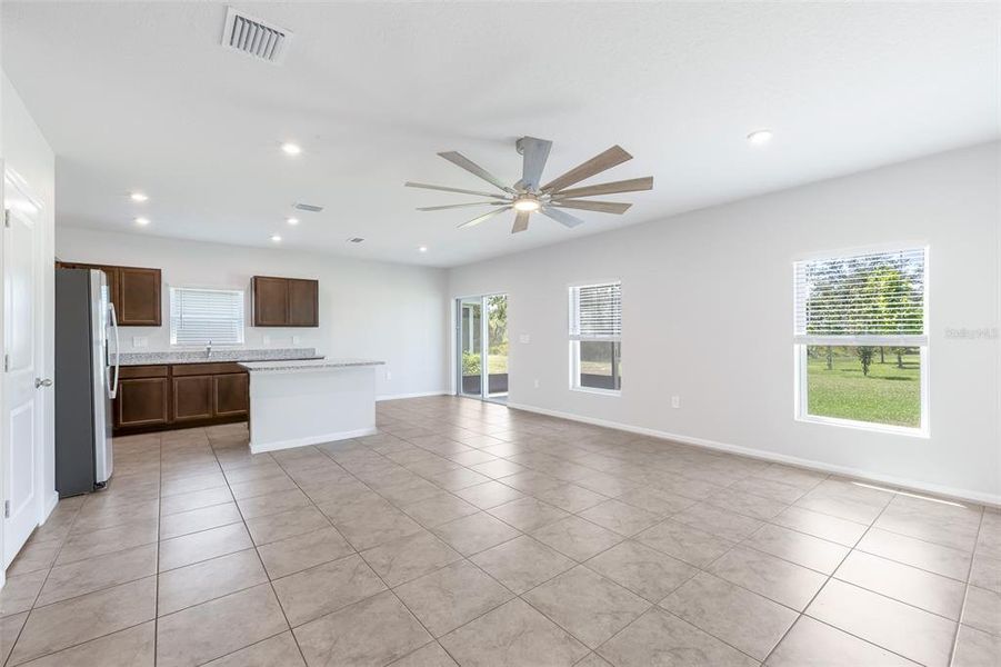 Spacious, unfurnished interior of a new home in , Bradenton (Image 13).