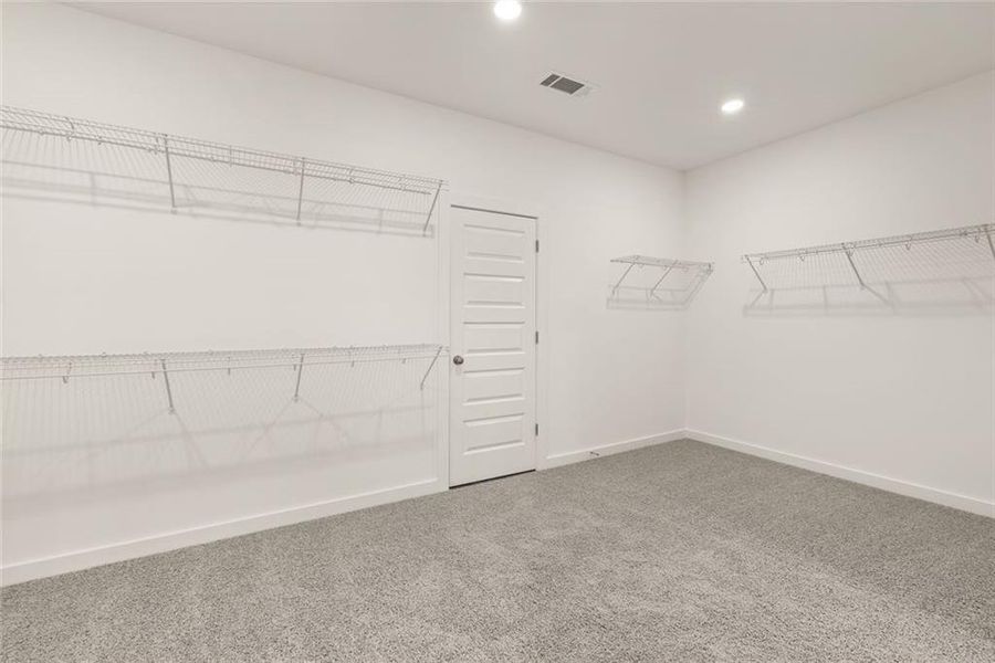 Spacious, unfurnished interior of a new home in , Gainesville (Image 22).
