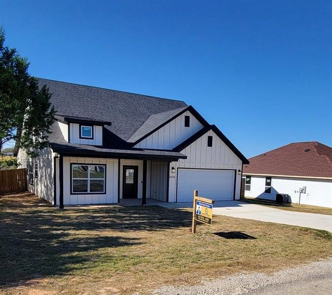 Exterior details and patio area of a home in , Granbury (Image 4).