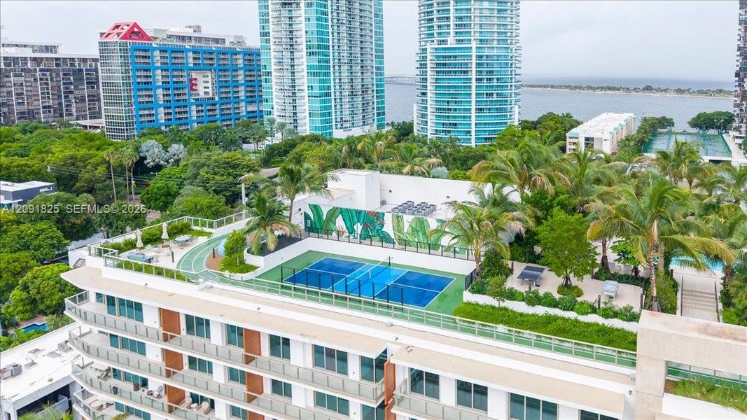 Condo located in Miami, FL showcasing its design and architecture (Image 3).