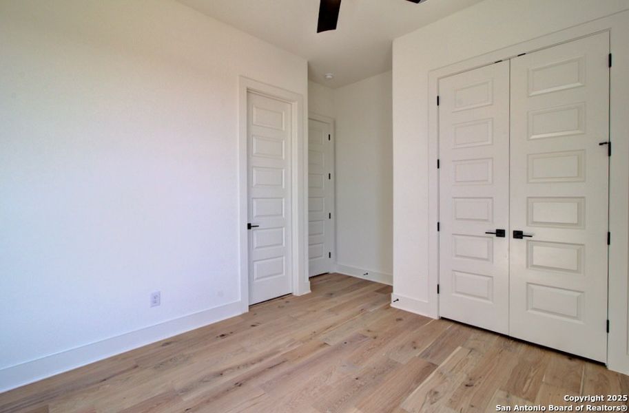 Spacious, unfurnished interior of a new home in Verandas at the Rim, San Antonio (Image 37).