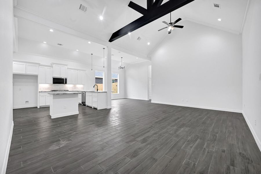 Spacious, unfurnished interior of a new home in , Anahuac (Image 16).