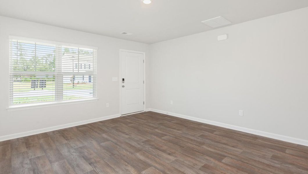 Spacious, unfurnished interior of a new home in Eagle Creek, Bolivia (Image 11).