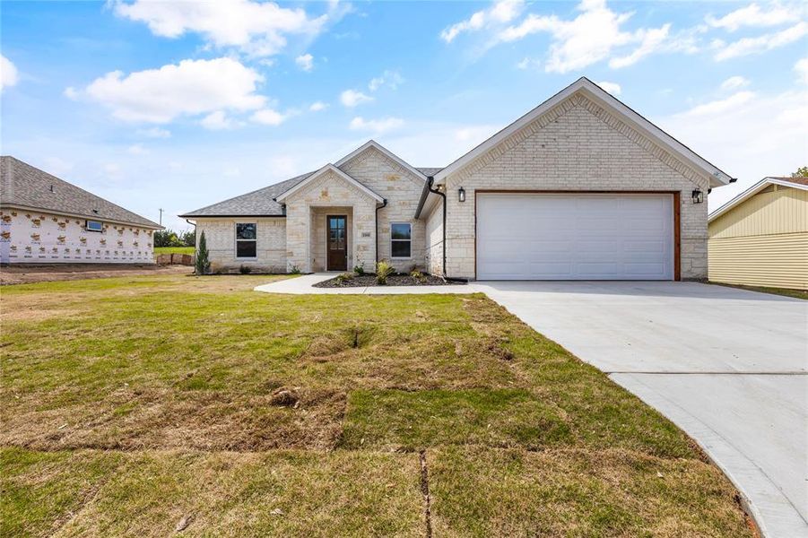 Exterior details and patio area of a home in , Granbury (Image 1).