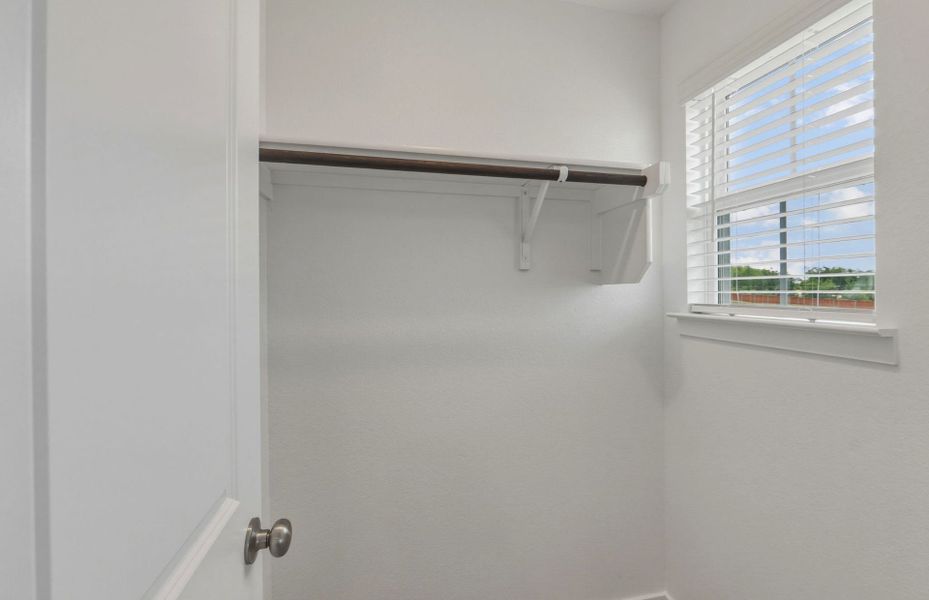 Spacious, unfurnished interior of a new home in Sunfield, Buda (Image 29).