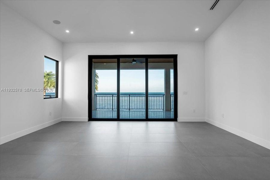 Spacious, unfurnished interior of a new home in , Marathon (Image 59).