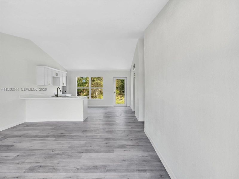 Spacious, unfurnished interior of a new home in , Lehigh Acres (Image 9).