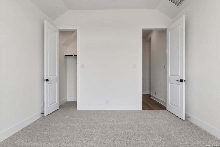 Spacious, unfurnished interior of a new home in Waldsanger, New Braunfels (Image 21).