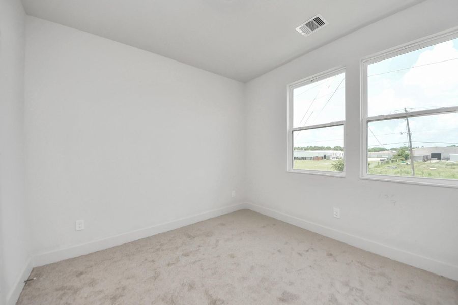 Spacious, unfurnished interior of a new home in Alicante, Houston (Image 23).