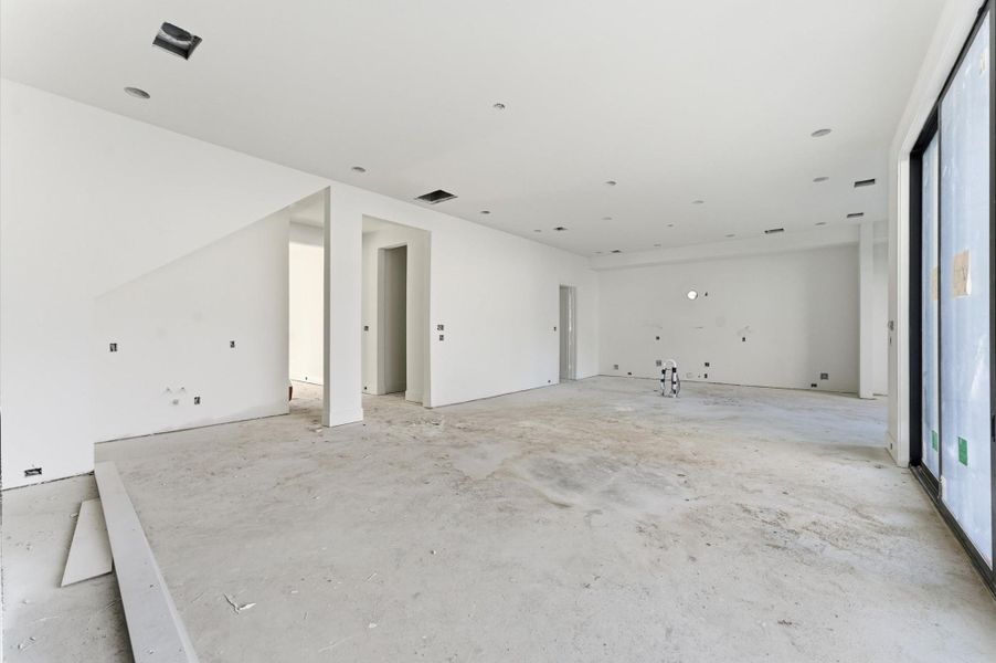 Plenty of natural light in the living area. Plenty of natural light in the living area.