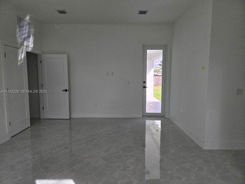 Spacious, unfurnished interior of a new home in , Miami (Image 14).