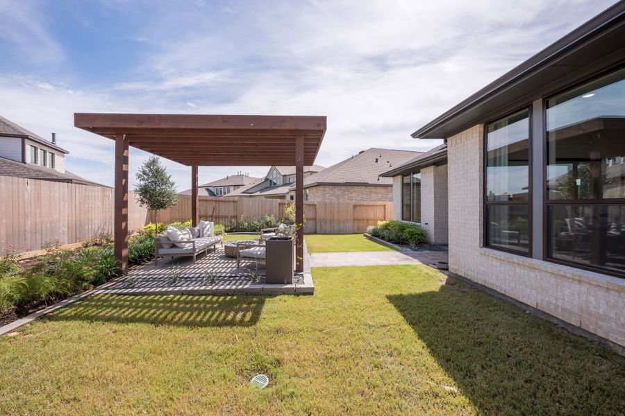 Representative exterior details of a home built from the Goldeneye by Tri Pointe Homes in Jubilee 50′, Hockley (Image 4).