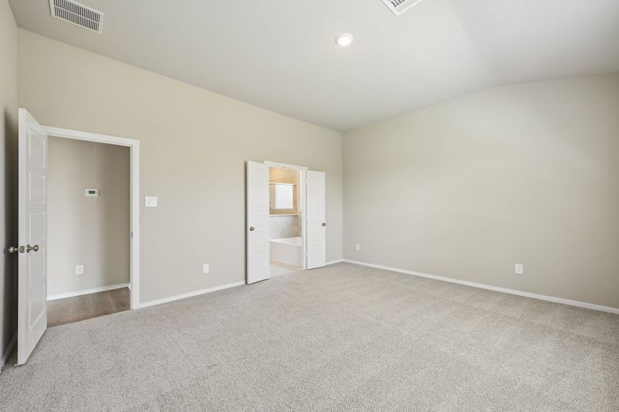 Spacious, unfurnished interior of a new home in Heights of Barbers Hill, Baytown (Image 34).