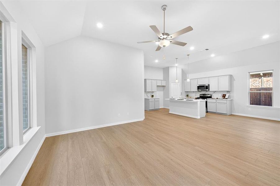 Spacious, unfurnished interior of a new home in Tarrytown, Crowley (Image 24).