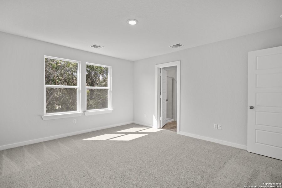 Spacious, unfurnished interior of a new home in Rosemont Hill, San Antonio (Image 10).