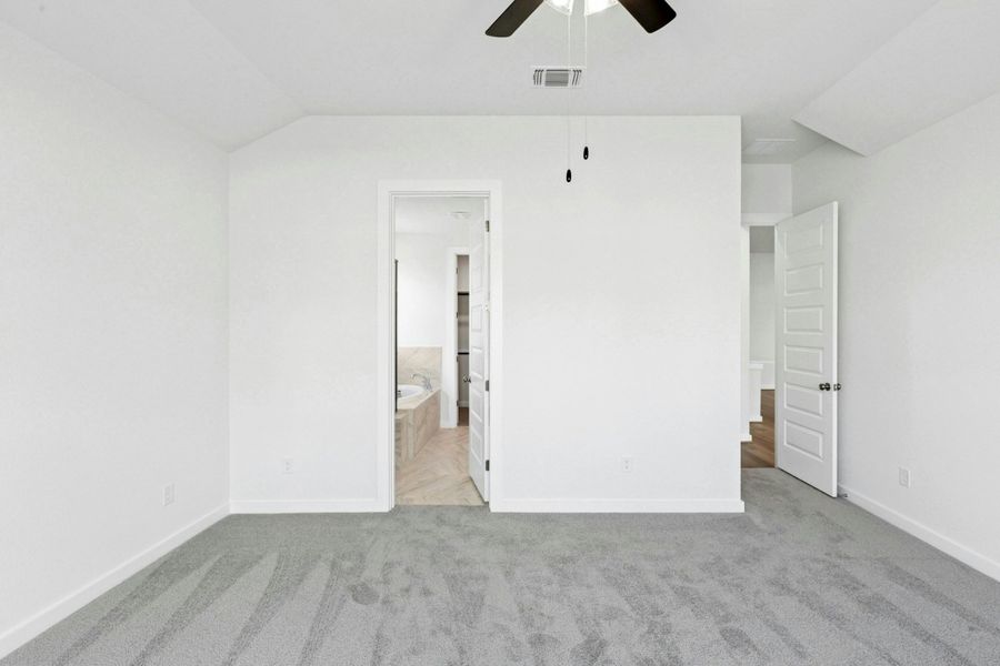 Spacious, unfurnished interior of a new home in University Heights, Round Rock (Image 19).