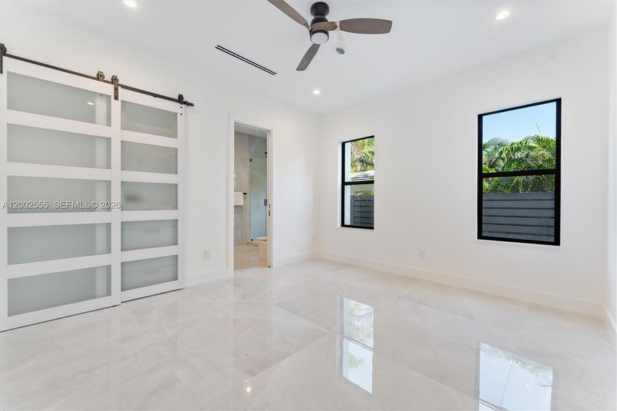 Spacious, unfurnished interior of a new home in , Fort Lauderdale (Image 18).