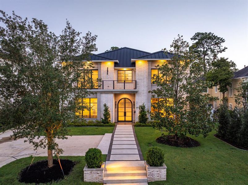 Expertly crafted by the renowned Nina Magon Studio, 2110 Del Monte is an exquisite and unique masterpiece nestled in the prestigious heart of River Oaks. This stunning residence epitomizes luxury and sophistication, offering unparalleled design and exceptional attention to detail.