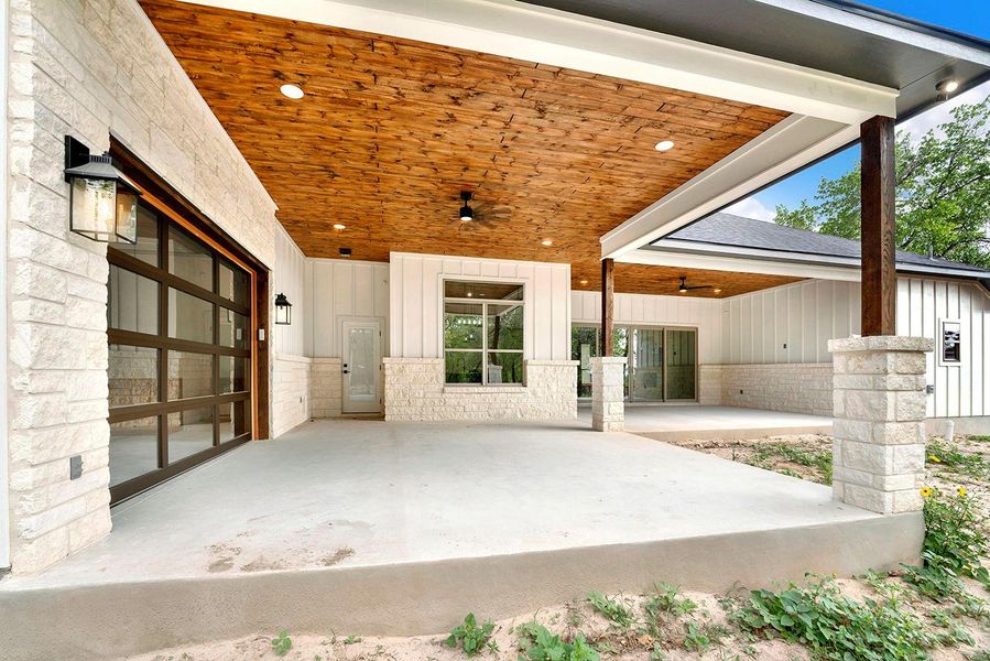 Exterior details and patio area of a home in , La Vernia (Image 13).